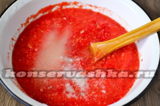 http://konservashka.ru/571/Adzhika_s_hrenom_i_chesnokom_iz_pomidor_bez_varki/