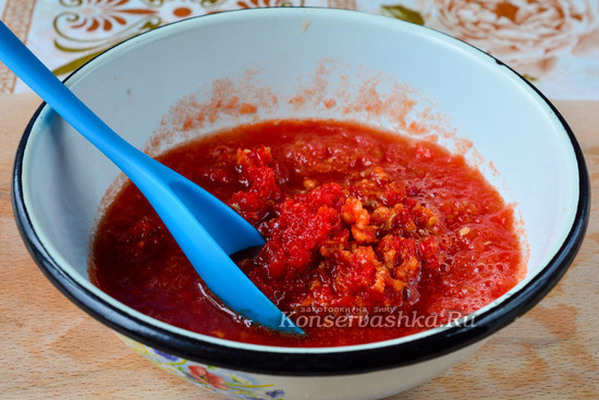 Пропустить чеснок и перец через мясорубку