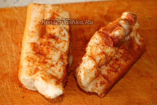 Натрите сало мускатным орехом