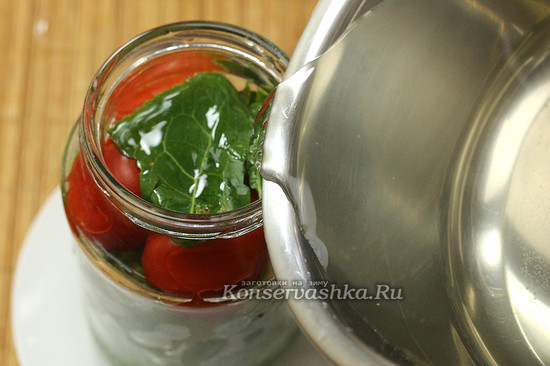 добавляем уксус, разливаем по банкам, закатываем