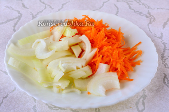 Измельчить лук и морковку