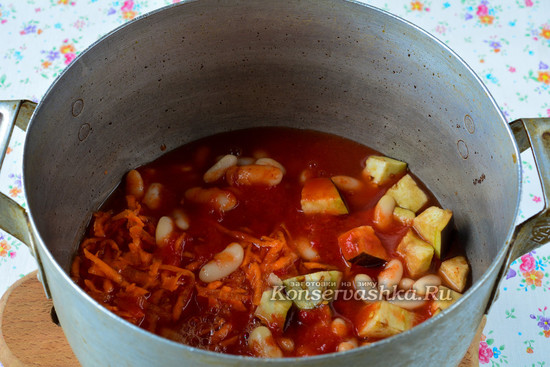 Добавить томатный сок, уксус, масло, чеснок,соль