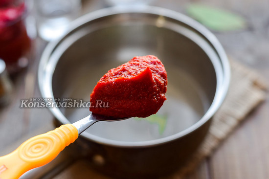 Добавить томатную пасту