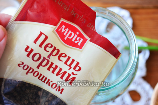 выложите перец горошком