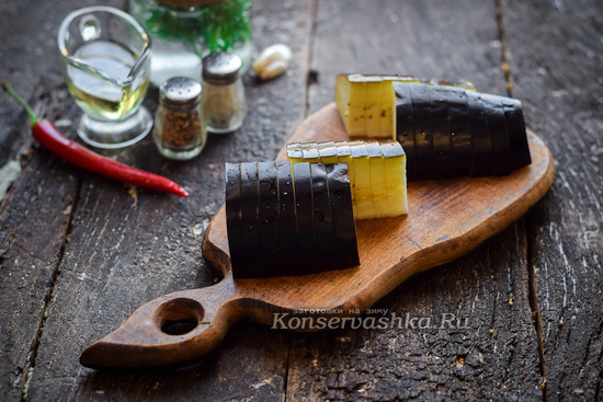 Нарезать баклажан