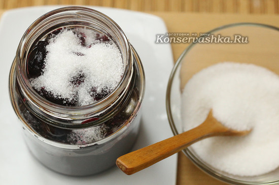 добавляем сахар, лимонную кислоту