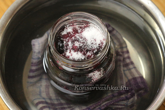 помещаем банки в кастрюлю