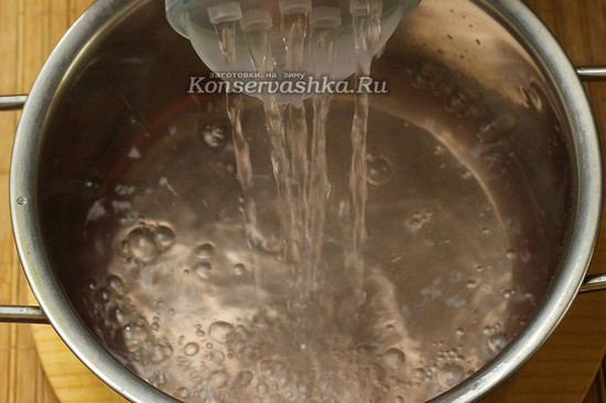 сливаем воду в кастрюлю