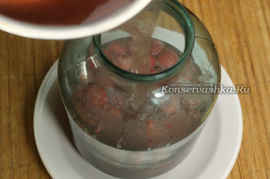 заливаем клубнику