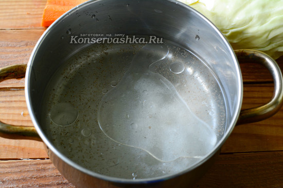 влейте масло