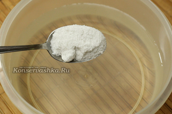 растворяем в воде соль