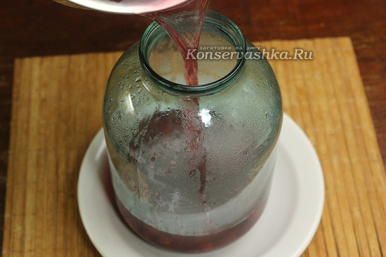 заливаем банки сиропом, закатываем