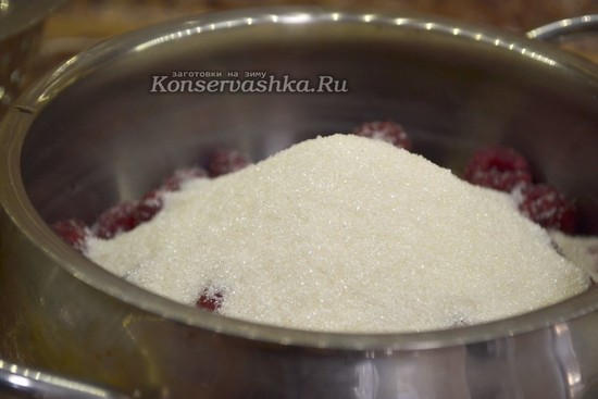 Выкладываем в кастрюлю